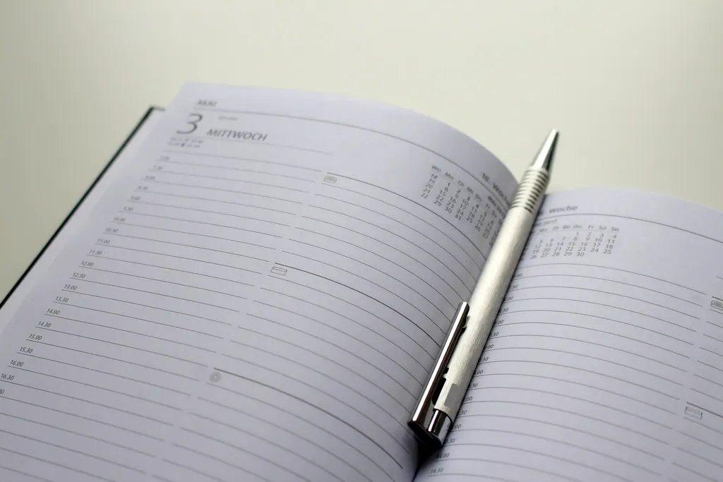 Agenda ouvert sur une semaine avec un stylo posé dessus