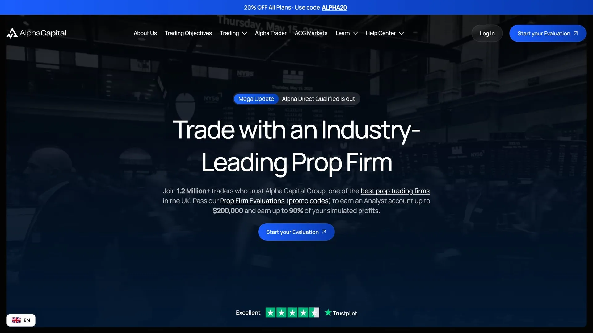Page d'accueil du site Alpha Capital Group : titre « Trade with an Industry-Leading Prop Firm » sur une photo de ville sombre, bouton d'evaluation et note Trustpilot