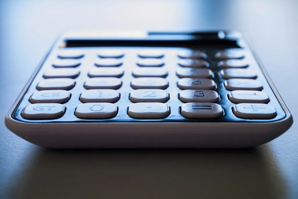 Calculatrice noire vue en gros plan sur une surface claire