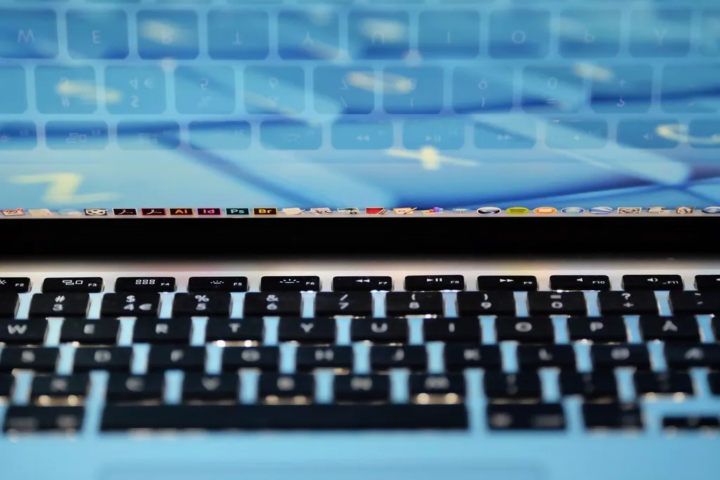 Clavier d'ordinateur portable sous un écran bleuté