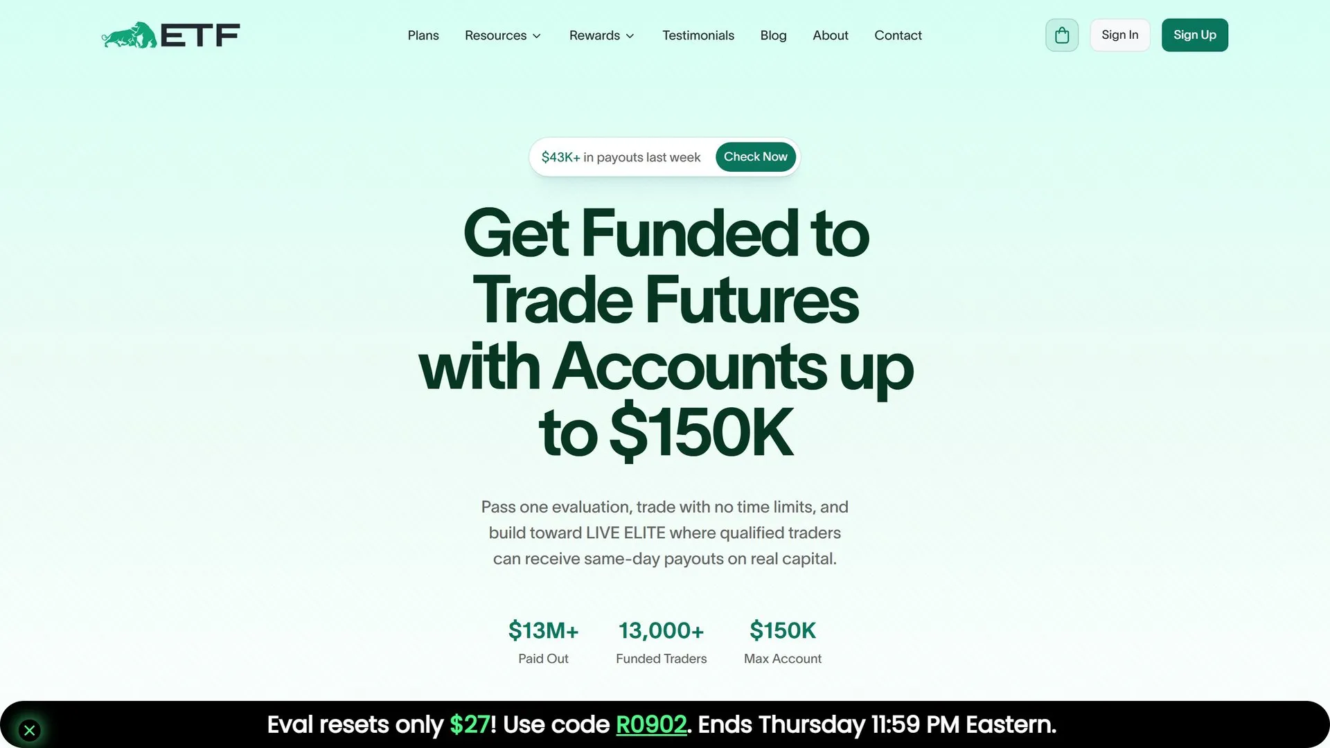 Page d'accueil du site Elite Trader Funding : fond vert pale, titre sur des comptes futures jusqu'a 150 000 $, chiffres de 13 M$ verses et 13 000 traders finances