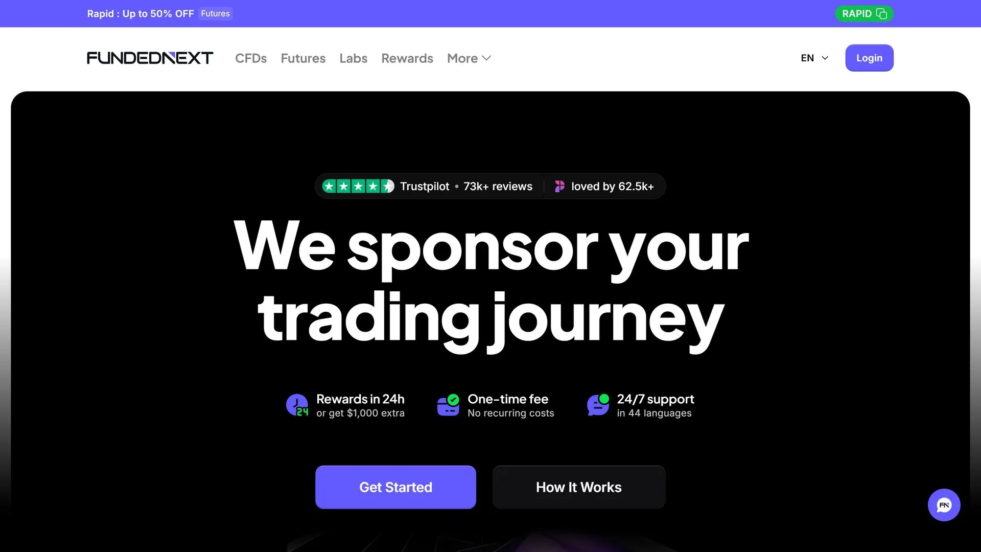 Page d'accueil du site FundedNext : titre « We sponsor your trading journey » sur fond noir, note Trustpilot de plus de 73 000 avis, recompenses en 24 h et assistance en 44 langues
