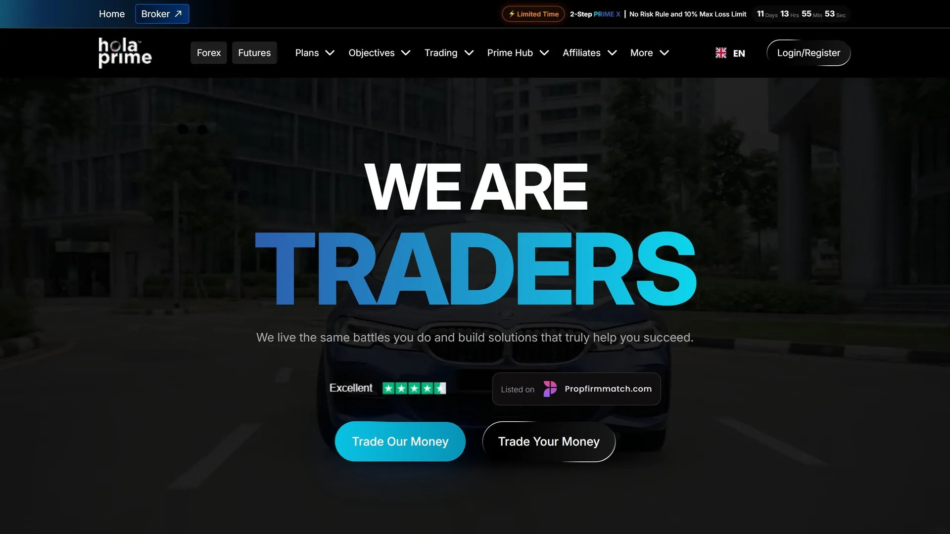 Page d'accueil du site Hola Prime : titre « We Are Traders » sur une photo de facade urbaine, choix entre Trade Our Money et Trade Your Money, note Trustpilot Excellent