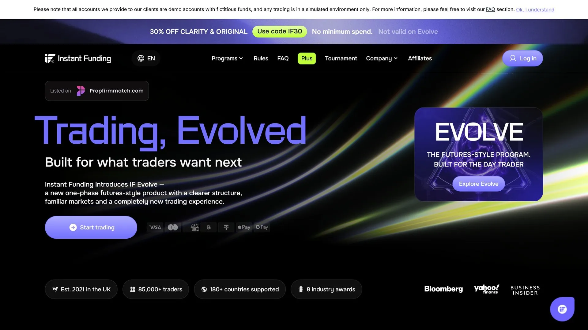 Page d'accueil du site Instant Funding : titre « Trading, Evolved » et encart de presentation du programme Evolve, badges sur 85 000 traders et 180 pays, logos de presse Bloomberg et Business Insider