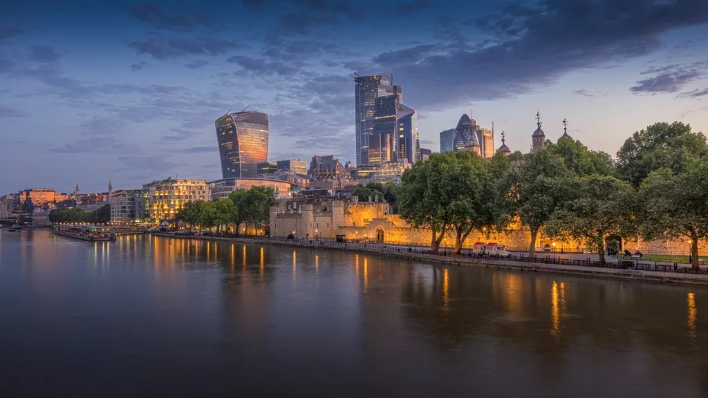 Rives de la Tamise et tours de la City de Londres au crépuscule