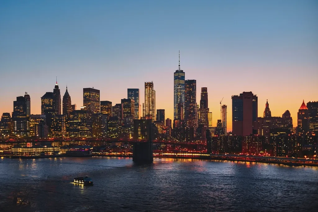 Skyline de Manhattan au coucher du soleil, vue depuis l'eau