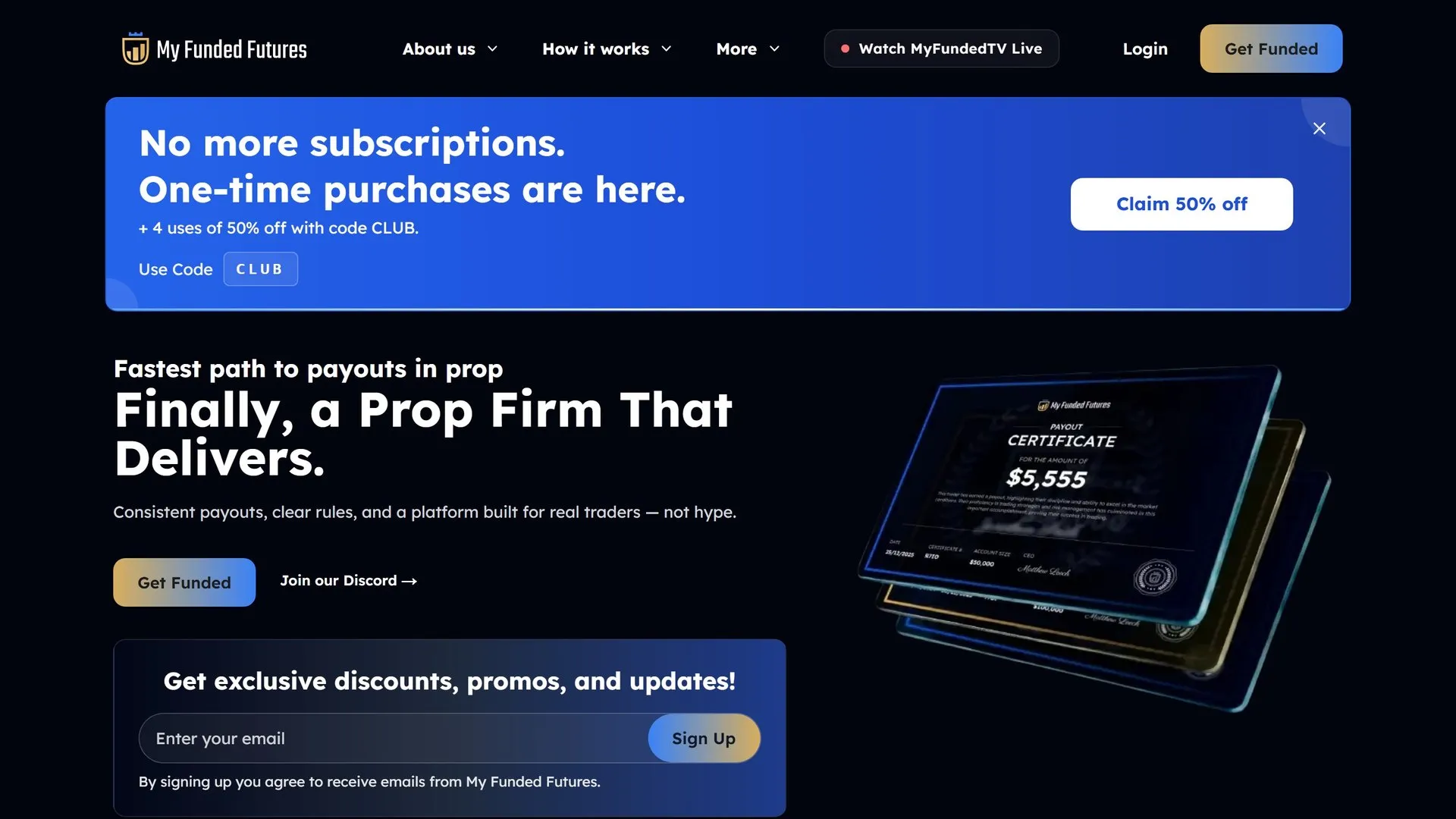 Page d'accueil du site My Funded Futures : titre « Finally, a Prop Firm That Delivers », bandeau annoncant l'abandon de l'abonnement au profit de l'achat unique, illustration de certificat de paiement