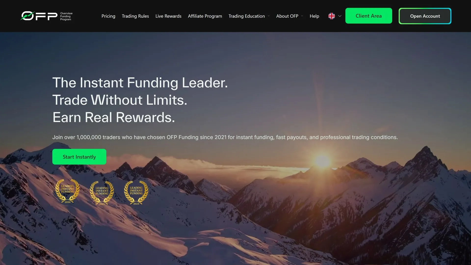 Page d'accueil du site OFP Funding : titre « The Instant Funding Leader » sur une photo de sommets enneiges au lever du soleil, mention d'un million de traders depuis 2021 et trois lauriers de recompenses