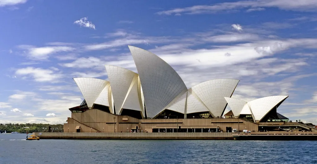 Opéra de Sydney sous un ciel bleu, vu depuis la baie