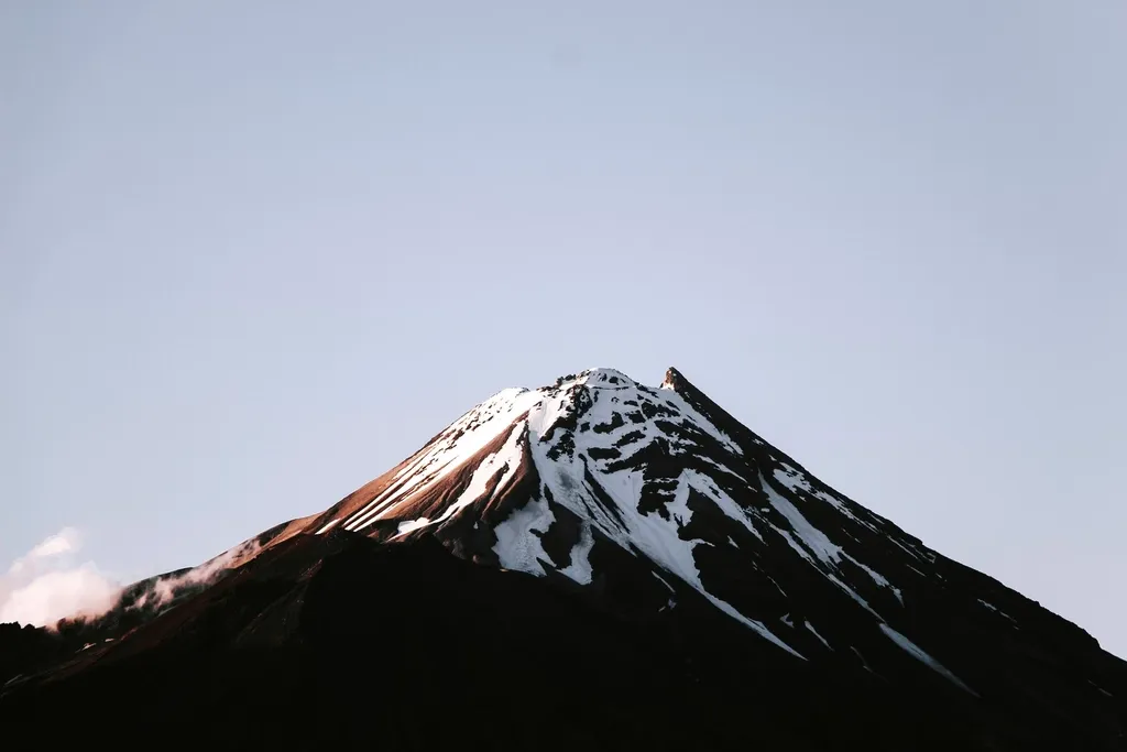 Sommet enneigé se détachant sur un ciel de crépuscule