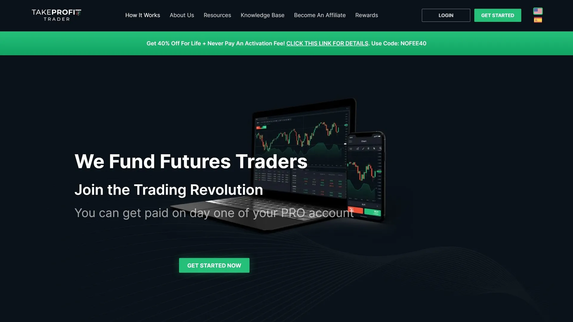 Page d'accueil du site Take Profit Trader : titre « We Fund Futures Traders » a cote de maquettes d'ordinateur et de telephone affichant des graphiques, bandeau de remise a vie de 40 %