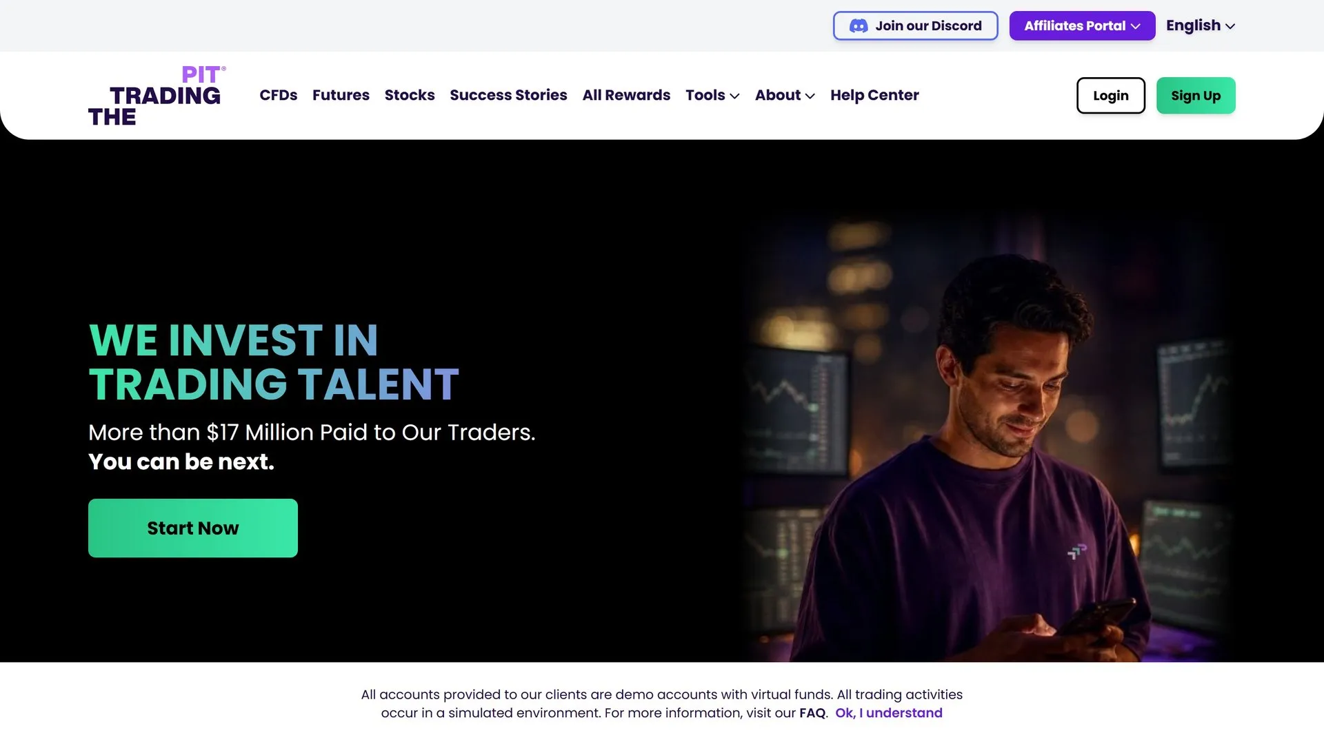 Page d'accueil du site The Trading Pit : titre « We Invest in Trading Talent » sur une photo de trader consultant son telephone, mention de 17 M$ verses aux traders