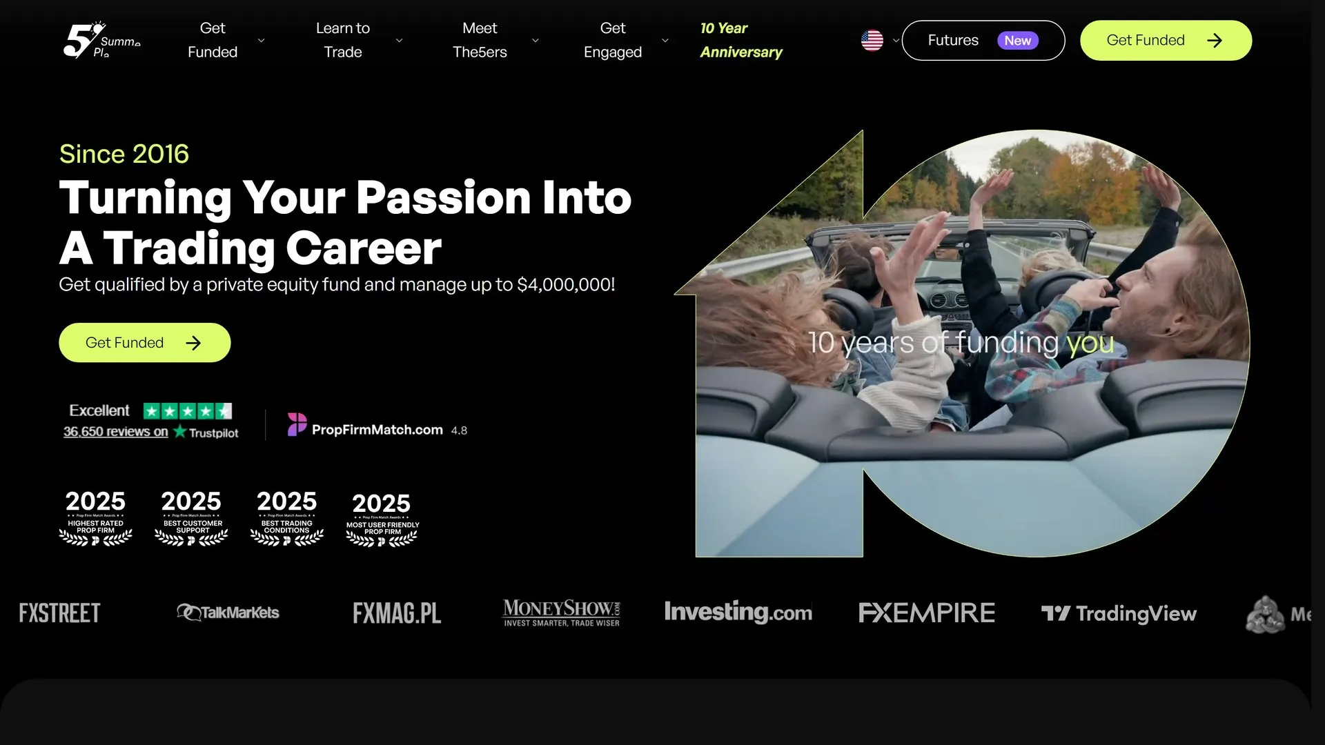 Page d'accueil du site The5ers : titre « Turning Your Passion Into A Trading Career » depuis 2016, montage vidéo en forme de 10, note Trustpilot Excellent et quatre récompenses 2025