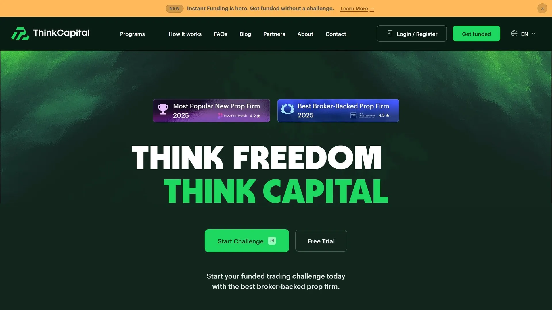 Page d'accueil du site ThinkCapital : titre « Think Freedom, Think Capital » sur une aurore verte, badges de firme la plus populaire et adossee a un courtier en 2025