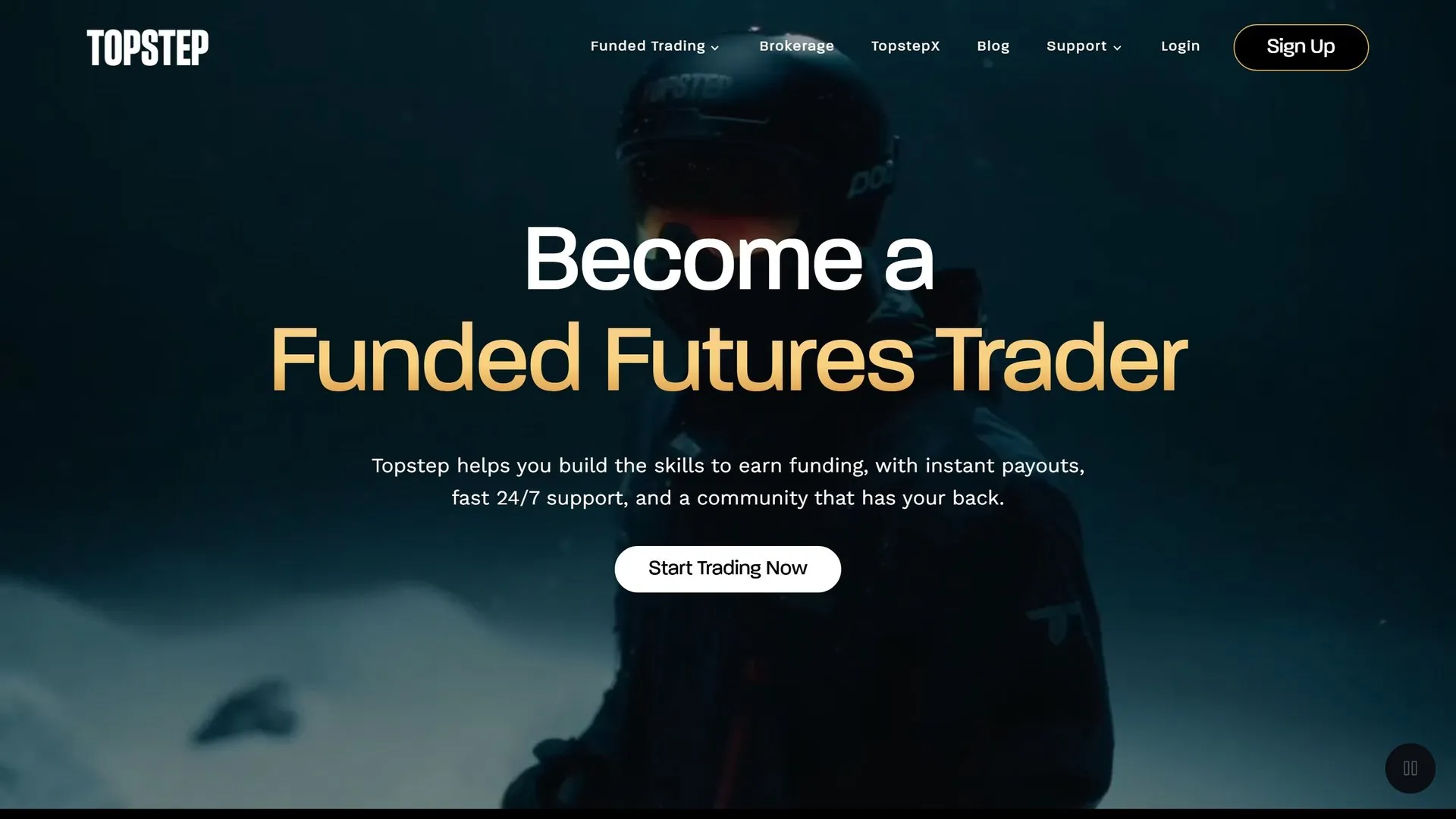 Page d'accueil du site Topstep : titre « Become a Funded Futures Trader » sur une photo nocturne de skieur, promesse de paiements instantanes et bouton Start Trading Now