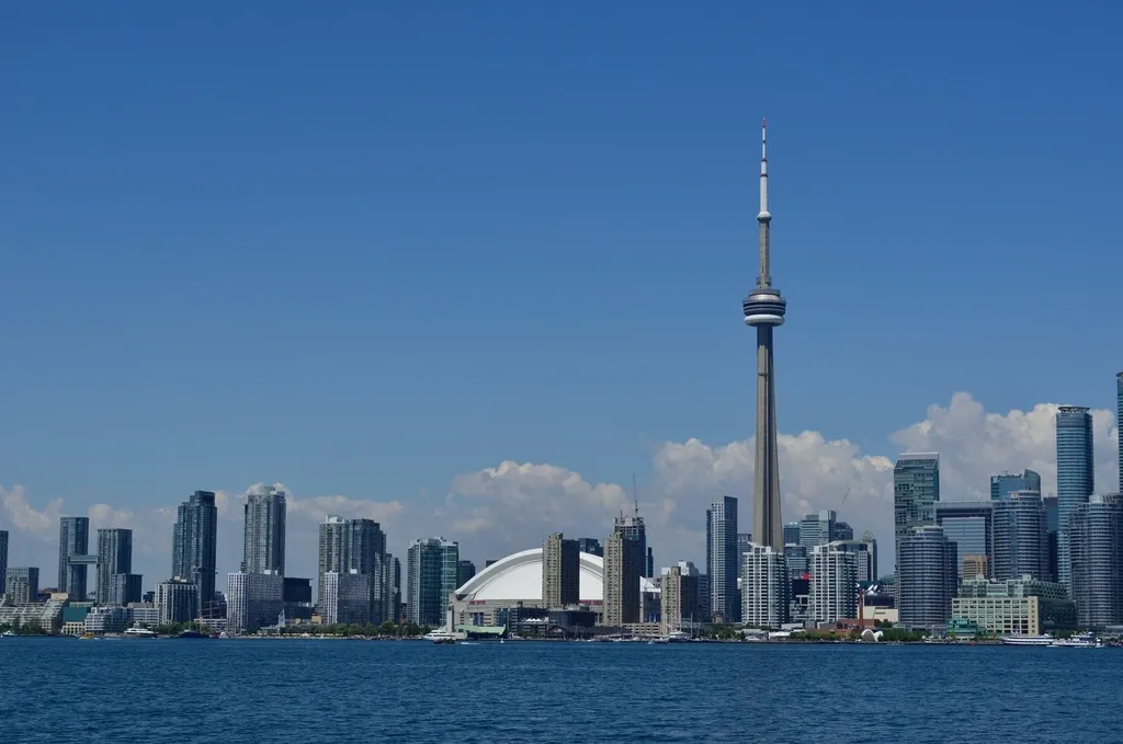 Front de lac de Toronto avec la CN Tower sous un ciel bleu
