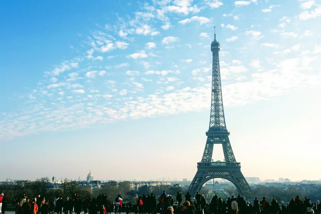 Tour Eiffel vue depuis le Champ-de-Mars sous un ciel bleu