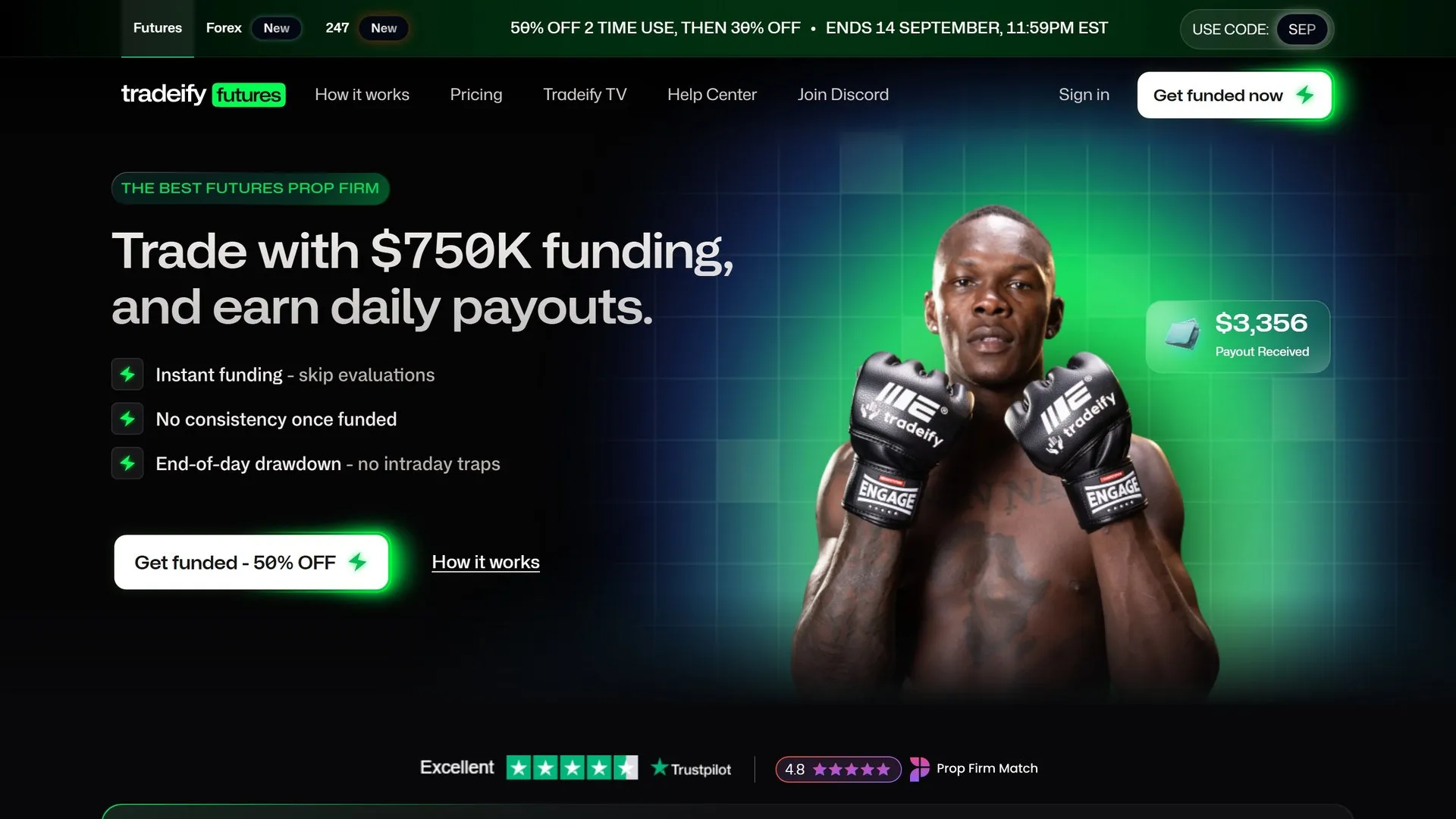 Page d'accueil du site Tradeify : titre sur un financement de 750 000 $ et des paiements quotidiens, photo de boxeur, arguments sur le financement instantane et l'absence de drawdown intraday